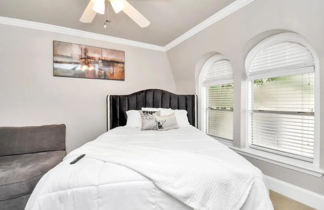 Stunning Private Room In Town Home-1