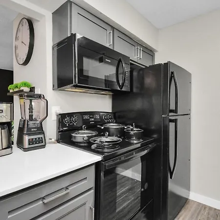 Galleria, Private Queen Bed & Bath, Pool, Wi-Fi-3