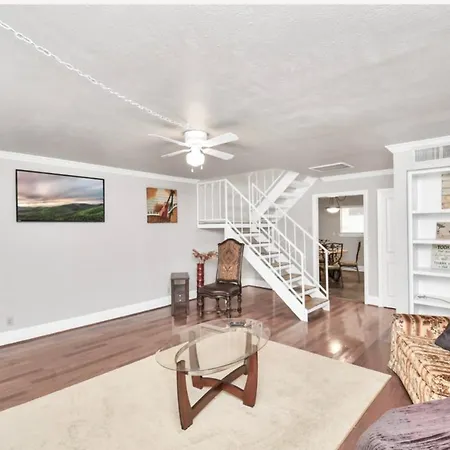 Stunning Private Room In Town Home-3